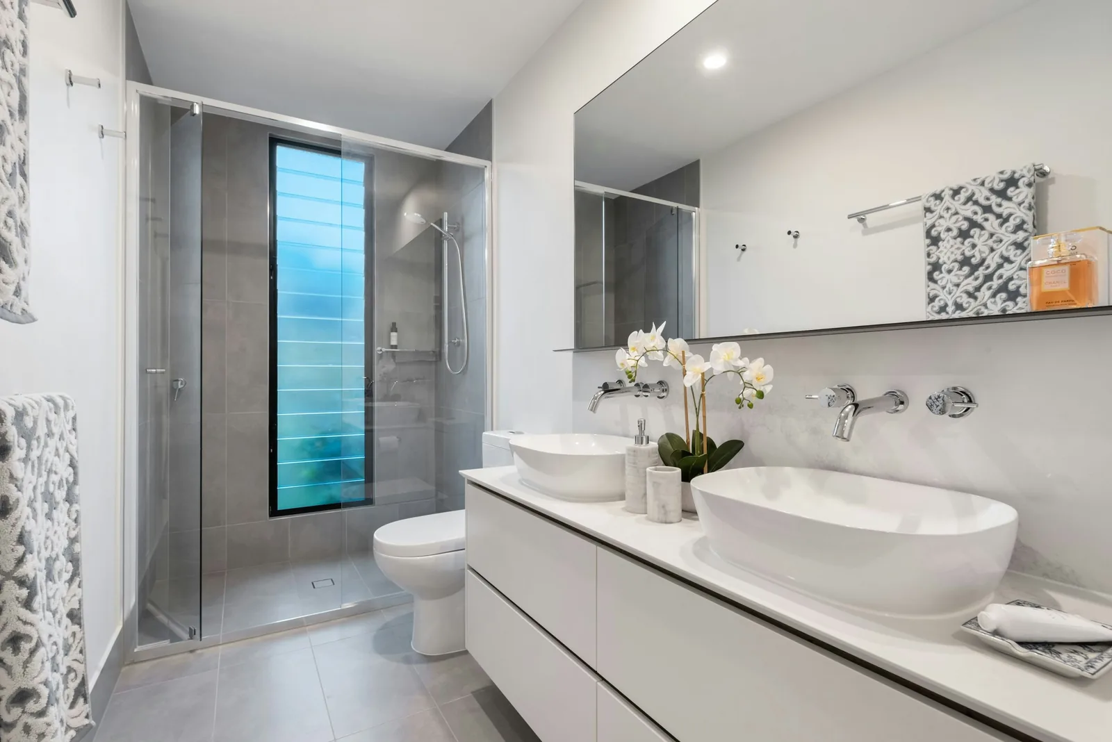 A white ceramic basin below a mirror.